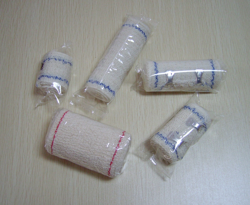 Bandagem elástica de crepe com fios vermelhos/azuis