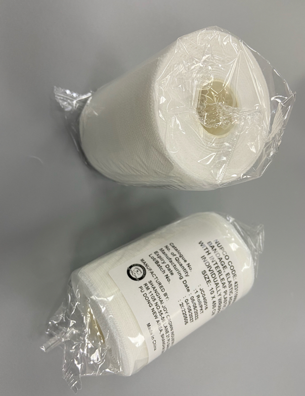 Bandagem adesiva elástica hipoalergênica com camada de plástico intercalada